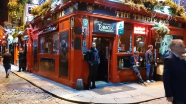 Dublin, İrlanda - 05 Mayıs, 2016: Temple Bar yürüyen turist alan. Yer Kültür Mahallesi şehir merkezinde ve restoranlar, barlar ve gece kulüpleri.