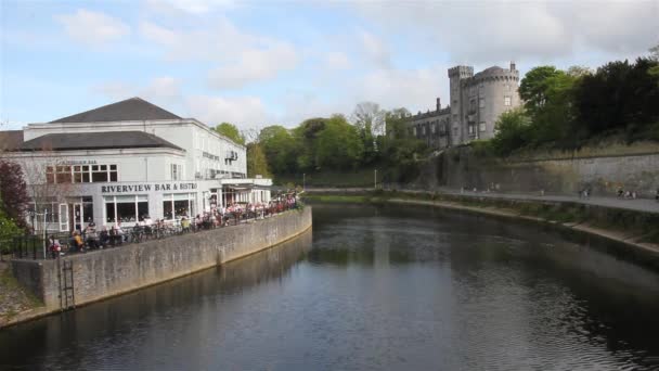 Kilkenny Irlanda Maio 2018 Pessoas Bar Perto Rio Nore Com — Vídeo de Stock