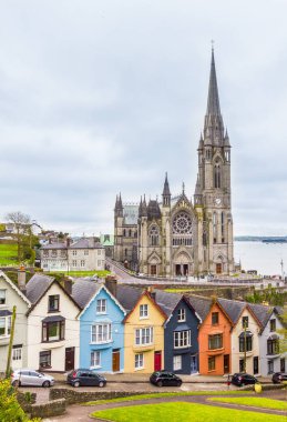 Cobh, İrlanda 'da katedral ve renkli evler