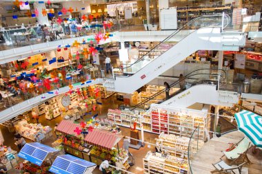 Milan, İtalya - 13 Ağustos, 2016: insanlar Eataly deposunda. Yer Piazza Xxv Aprile 2014 yılında açıldı ve 5000 m2 vardır.