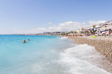 Nice, Fransa - 23 Ağustos: Turist Nice, Fransa sahilde güzel havanın tadını çıkarmak. Plaj ve Sahil Bulvarı, Promenade des Anglais üzerinde tam hemen hemen tüm yıl vardır.