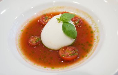 Caprese salatası kiraz domates ile sürümü