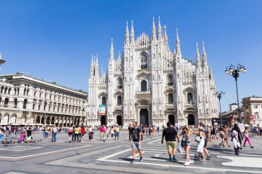 Milan, İtalya - 13 Ağustos, 2016: Milano Duomo önünde yürüyen turist. Ana kentin simgelerinden Dünya 5 en büyük kilise ve İtalya ikinci olduğunu.