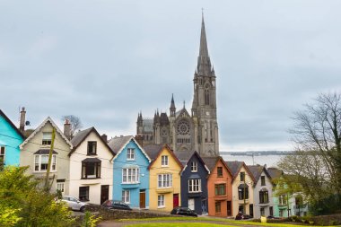 Cobh, İrlanda 'da katedral ve renkli evler