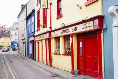 Kinsale, Cork, İrlanda - 06 Mayıs, 2018 - renkli Kinsale evlerde. Tarihi sokak bir ünlü tatil yeridir.