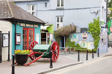 Kinsale, Cork, İrlanda - 06 Mayıs, 2018 - renkli Market street ve Newman'ın alışveriş merkezi bulunmaktadır. Tarihi sokak bir ünlü tatil yeridir.