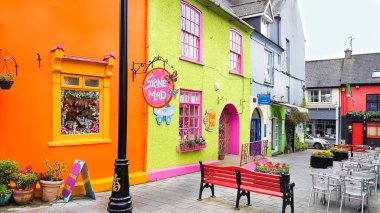 Kinsale, Cork, İrlanda - 06 Mayıs, 2018 - renkli Market street ve Newman'ın alışveriş merkezi bulunmaktadır. Tarihi sokak bir ünlü tatil yeridir.
