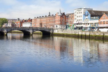 Cork, İrlanda - 06 Mayıs, 2018: görünüm St Patrick 's Köprüsü ve River Lee. Cork şehir İrlanda'nın ikinci şehri (Dublin sonra) ve her zaman önemli bir liman oldu.