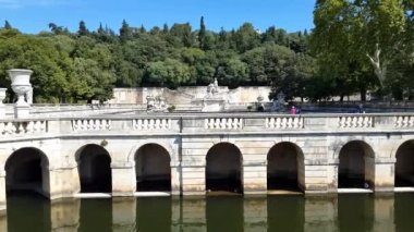 Nimes, Fransa - 22 Temmuz, 2018: Çeşme bahçeleri (Les Jardins de la Fontaine) insanlar. İlk genel park, Avrupa ve contains15 hektarlık bir alandır.