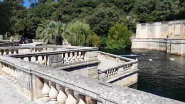Nimes, Fransa - 22 Ağustos, 2018: Çeşme bahçeleri (Les Jardins de la Fontaine) insanlar. İlk genel park, Avrupa ve contains15 hektarlık bir alandır.