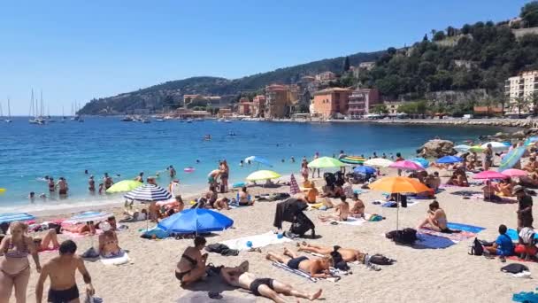 Villefranche Sur Mer Frankrike Juli 2018 Människor Njuter Stranden Sommaren — Stockvideo