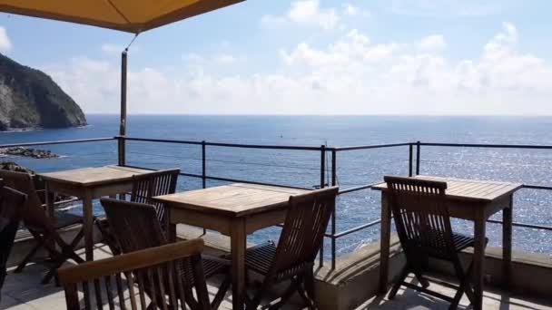 チンクエ テッレの海岸 イタリアを眺めながらテーブル — ストック動画