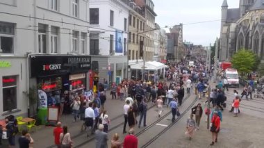 Gent, Belçika - 15 Temmuz, 2017: insanlar sokaklarda Gentse Feesten (Gent Festivali) sırasında. Müzik ve tiyatro pandomim ve buskers gibi sokak eylemleri gibi olay içerir.