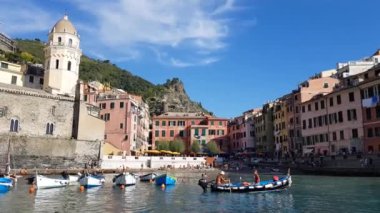 Vernazza, İtalya - 08 Eylül, 2018: insanlar eski liman yelken. Şehrin ünlü Cinque Terre Akdeniz'de bir parçasıdır.