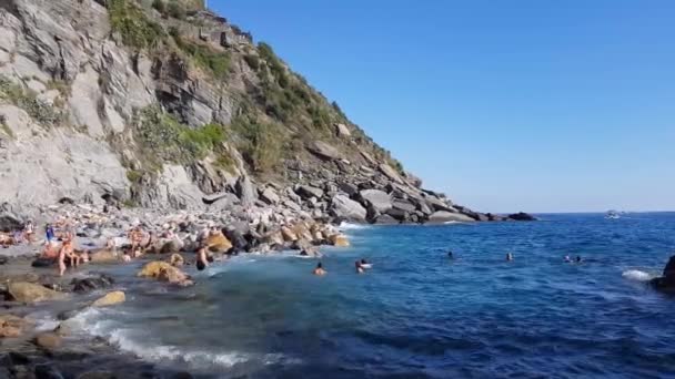 Manarola Italien September 2018 Menschen Die Strand Schwimmen Die Stadt — Stockvideo