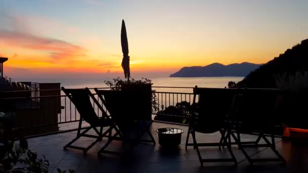 椅子と 日没時に海の景色 — ストック動画