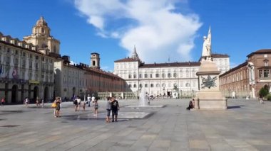 Torino, İtalya - 14 Ağustos, 2018: Piazza Castello için yapılan yürüyüş insanlar. Şehrin ana Meydanı müzeler, tiyatrolar ve kafeler içerir.