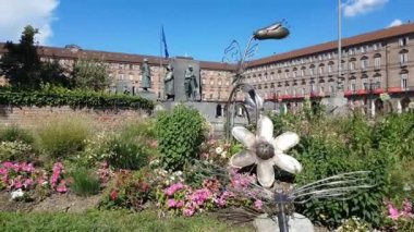 Acaja Kalesi ve Emanuele Filiberto Duca d'Aosta, Turin, İtalya için anıt önünde kare
