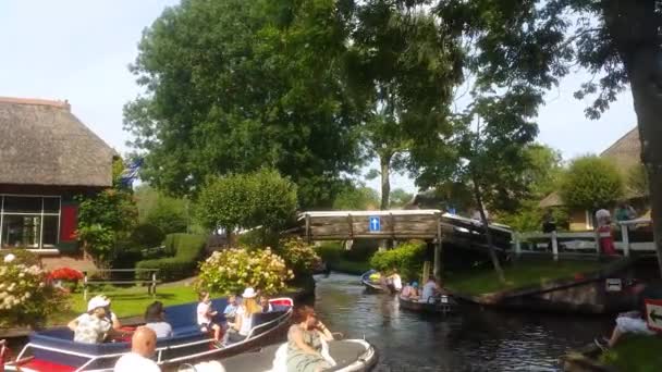 Giethoorn Нідерланди Серпня 2017 Невідомі Відвідувачі Човна Каналі Гітоорні Місто — стокове відео