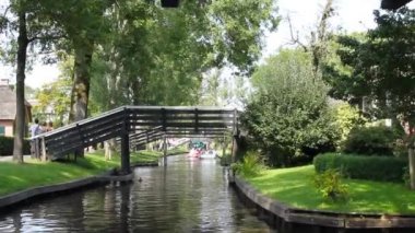 Giethoorn, Hollanda - 23 Ağustos 2017: Giethoorn 'da bir kanalda bilinmeyen ziyaretçiler. Şehir 