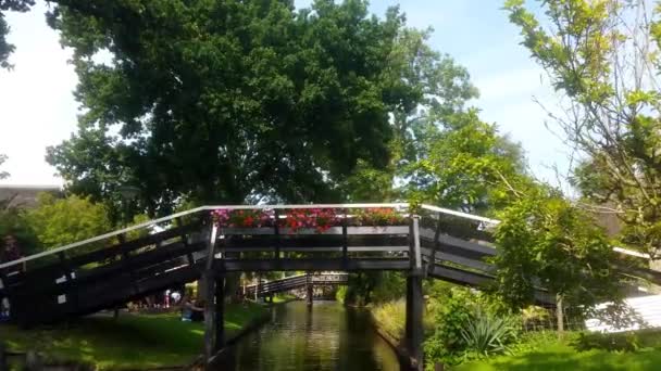 Giethoorn Niederlande August 2017 Unbekannte Besucher Beim Bootfahren Einem Kanal — Stockvideo