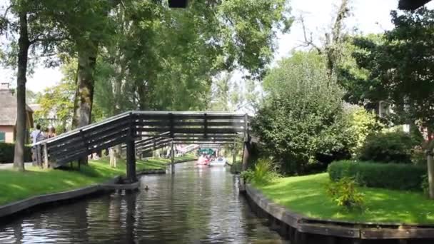 Giethoorn Нідерланди Серпня 2017 Невідомі Відвідувачі Човна Каналі Гітоорні Місто — стокове відео