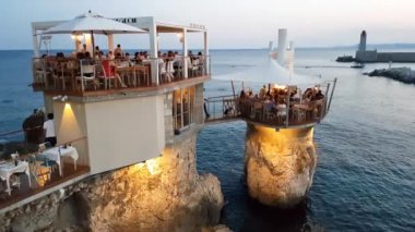 Nice, Fransa - 02 Haziran, 2018: Le Plongeoir görünümünde zevk insanlar. Bar ve restoran kayalarda da Nice bağlantı noktası görünümü vardır.
