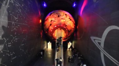 Londra - 18 Aralık 2016: Bilim Müzesi insanlar. South Kensington'da bulunan, şehrin en önemli turistik biridir.