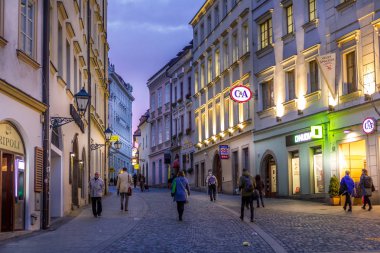 Brno, Çek Cumhuriyeti - 01 Kasım, 2018: şehir merkezinde yürüyüş insanlar. Belgili tanımlık are mağazalar, barlar ve restoranlar bir büyük konsantrasyonu vardır.