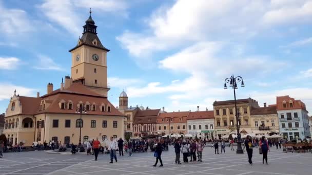 Brasov Ρουμανία Οκτωβρίου 2018 Άνθρωποι Περπατούν Στην Πλατεία Του Συμβουλίου — Αρχείο Βίντεο