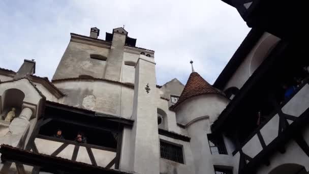 Kepek Romanya Ekim 2018 Bran Şatosu Transylvania Tarafından Yürüyüş Insanlar — Stok video