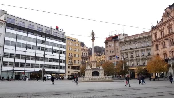 ブルノ チェコ共和国 2018 自由の広場を歩いて人々 場所を保持伝統的な噴水 博物館 および別の色バロック機能の構築 — ストック動画