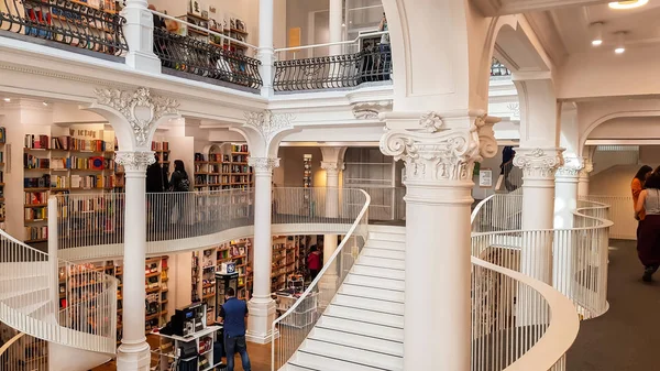 Bükreş, Romanya - 27 Ekim 2018: İnsanlar Carturesti Carusel kitapçısından alışveriş yapıyorlar. Mağazada 10 bin kitap, 5 bin albüm ve DVD ve en üst kattaki bistro bulunuyor..