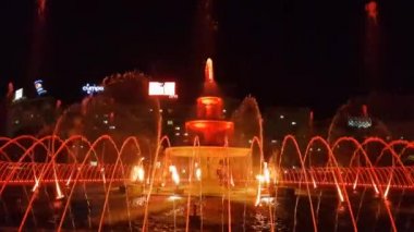 Bucharest, Romanya - 28 Ekim, 2018: multimedya Unirii Square pınarlarına show. Gözlük 17 su çeşmeleri ile 2018 başladı ve 100 ülkenin kutluyor.
