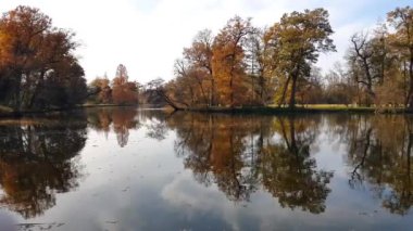 Göl sonbahar sırasında Lednice Park, Çek Cumhuriyeti