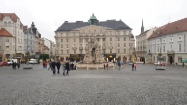 Brno, Çek Cumhuriyeti - 03 Kasım, 2018: insanlar Zeln trh. Şehrin tarihi merkezine, kare bir parçasıdır.