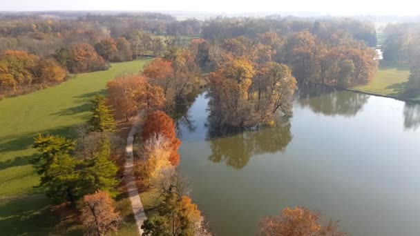 チェコ共和国 レドニツェ公園の秋の間に湖 — ストック動画