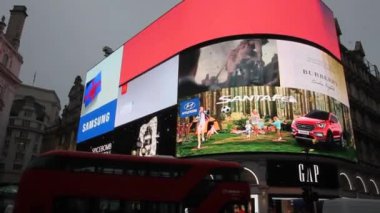 Londra, İngiltere - 18 Aralık 2016: Piccadilly Sirki 'nde Noel zamanı tabelalar. Piccadilly Sirki 1819 'da Regent Caddesi' ni Piccadilly 'e bağlamak için inşa edildi..