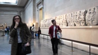 Londra, İngiltere - 19 Aralık 2016: British Museum yürüyüş insanlar. Müzenin büyük iş koleksiyonlarından insanlık tarihi, sanat ve kültür de dahil olmak üzere dünyanın vardır.
