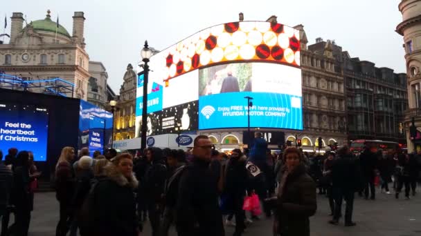 ロンドン イギリス 2016年12月18日 クリスマスの間のピカデリー サーカスの看板 ピカデリー サーカスは1819年にリージェント通りとピカデリーを結ぶために建設された — ストック動画