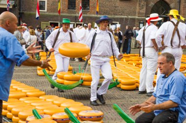 Alkmaar, Tthe Hollanda - 7 Eylül 2012: ünlü Hollandalı peynir piyasada birçok peynir ile 7 Eylül 2012 Alkmaar, Hollanda yürüyüş uçak gemisi. Waagplein Meydanı'nda olay olur.