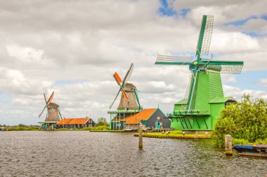 Hollanda 'da yel değirmenleriyle manzara