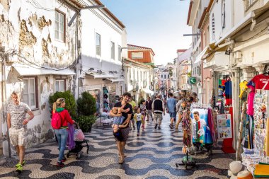 Cascais, Portekiz - 4 Haziran 2017: şehir merkezinde yürüyüş insanlar. Estoril kıyılarında bulunan şehir, popüler bir tatil ve mağazalar, restoranlar ve güzel plajları dolu.