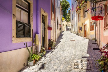 Sokaklar yakınındaki Sao Jorge Kalesi, Lisbon, Portekiz