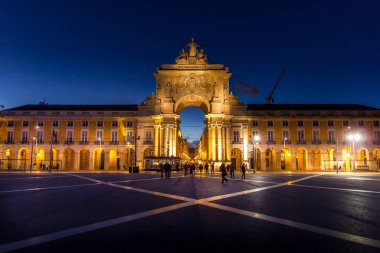 Lisbon, Portekiz - 5 Haziran 2017: ticaret kare insanlar yürürken, insanlar (Praça Comercio) gece boyunca. Zafer Takı ünlü Augusta Caddesi'nin başlangıç noktasıdır.