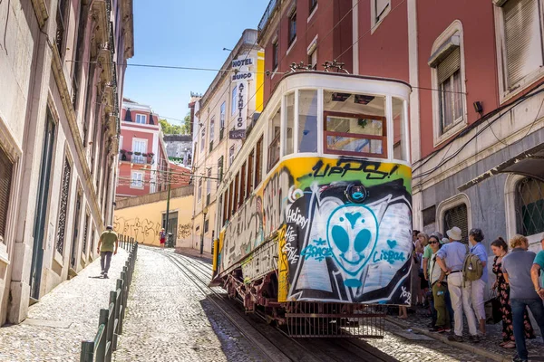 Лиссабон Португалия Июня 2017 Года Люди Ждут Фуникулера Glria Трамвай — стоковое фото