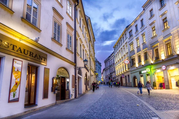 ブルノ チェコ共和国 2018 市内中心部を歩いて人々 ショップ レストランの大きな濃度 — ストック写真