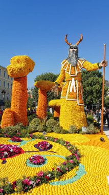 Menton, Fransa - 17 Şubat 2019: Limon ve portakal Menton, Fransa ünlü limon Festivali (Fete du ağaç kavunu) sanat yapılmış. Ünlü meyve bahçesi yıllık 230,000 ziyaretçi alır.