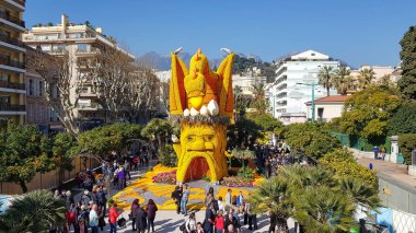 Menton, Fransa - 17 Şubat 2019: Limon ve portakal Menton, Fransa ünlü limon Festivali (Fete du ağaç kavunu) sanat yapılmış. Ünlü meyve bahçesi yıllık 230,000 ziyaretçi alır.