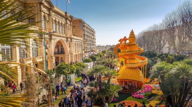 Menton, Fransa - 17 Şubat 2019: Limon ve portakal Menton, Fransa ünlü limon Festivali (Fete du ağaç kavunu) sanat yapılmış. Ünlü meyve bahçesi yıllık 230,000 ziyaretçi alır.